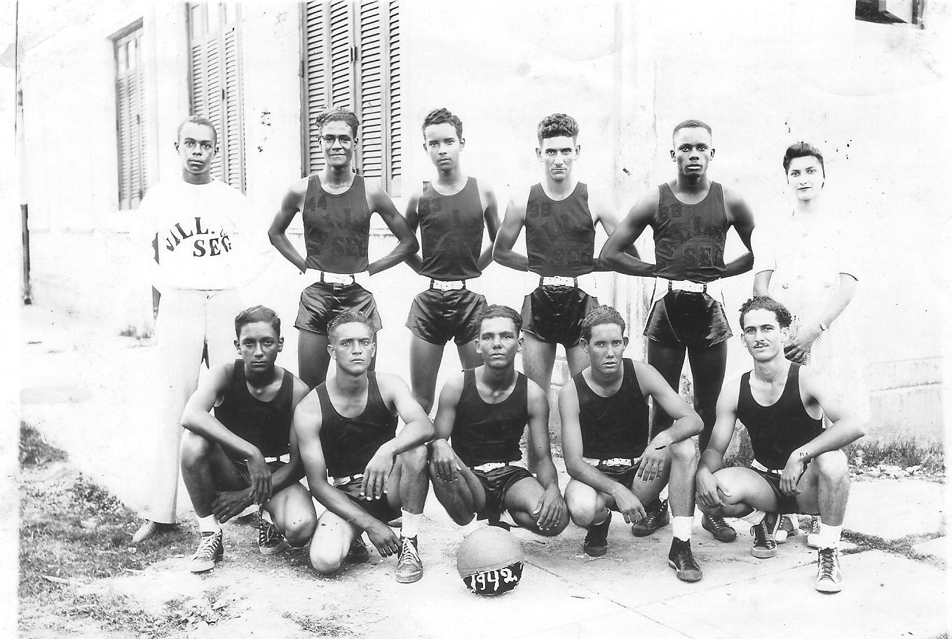 Comentando fotografías: baloncelistas de los años de 1940